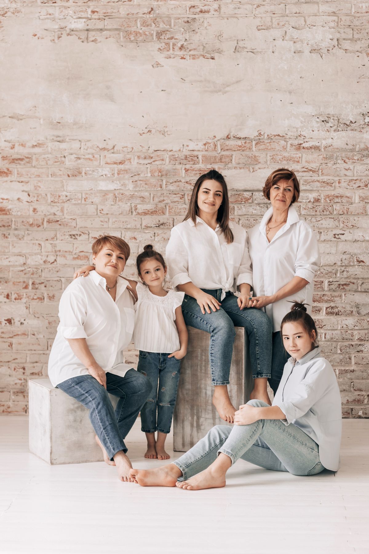 Six femmes de la même famille, de l'enfance à l'âge mûr, réunies pour un portrait